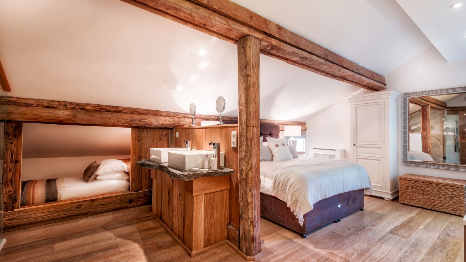 Luxury-ski-chalet-Morzine-Chalet-46-Oxford-Ski-Suite.jpg