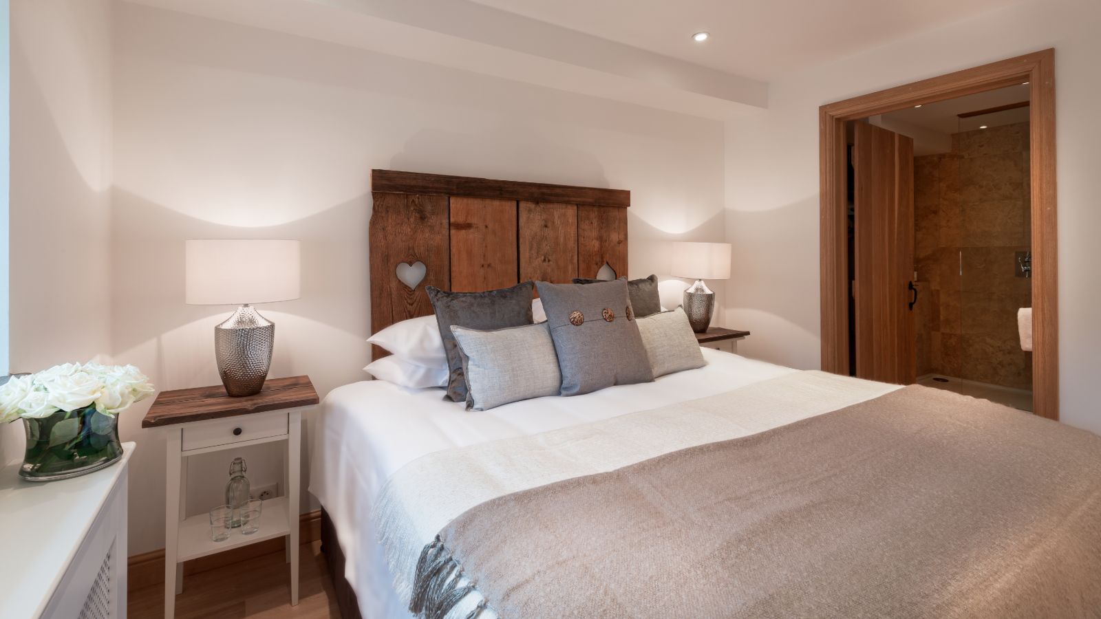 Luxury-ski-chalet-Morzine-Apartment-6-Oxford-Ski-Bedroom (3).jpg