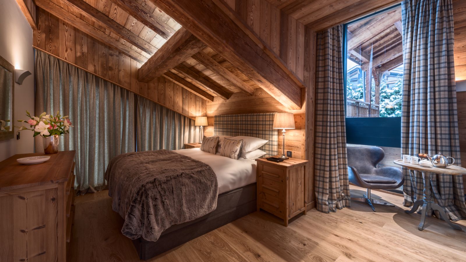 Luxury-Ski-Chalet-Morzine-Lodge-Des-Nants-Bedroom (1).jpg