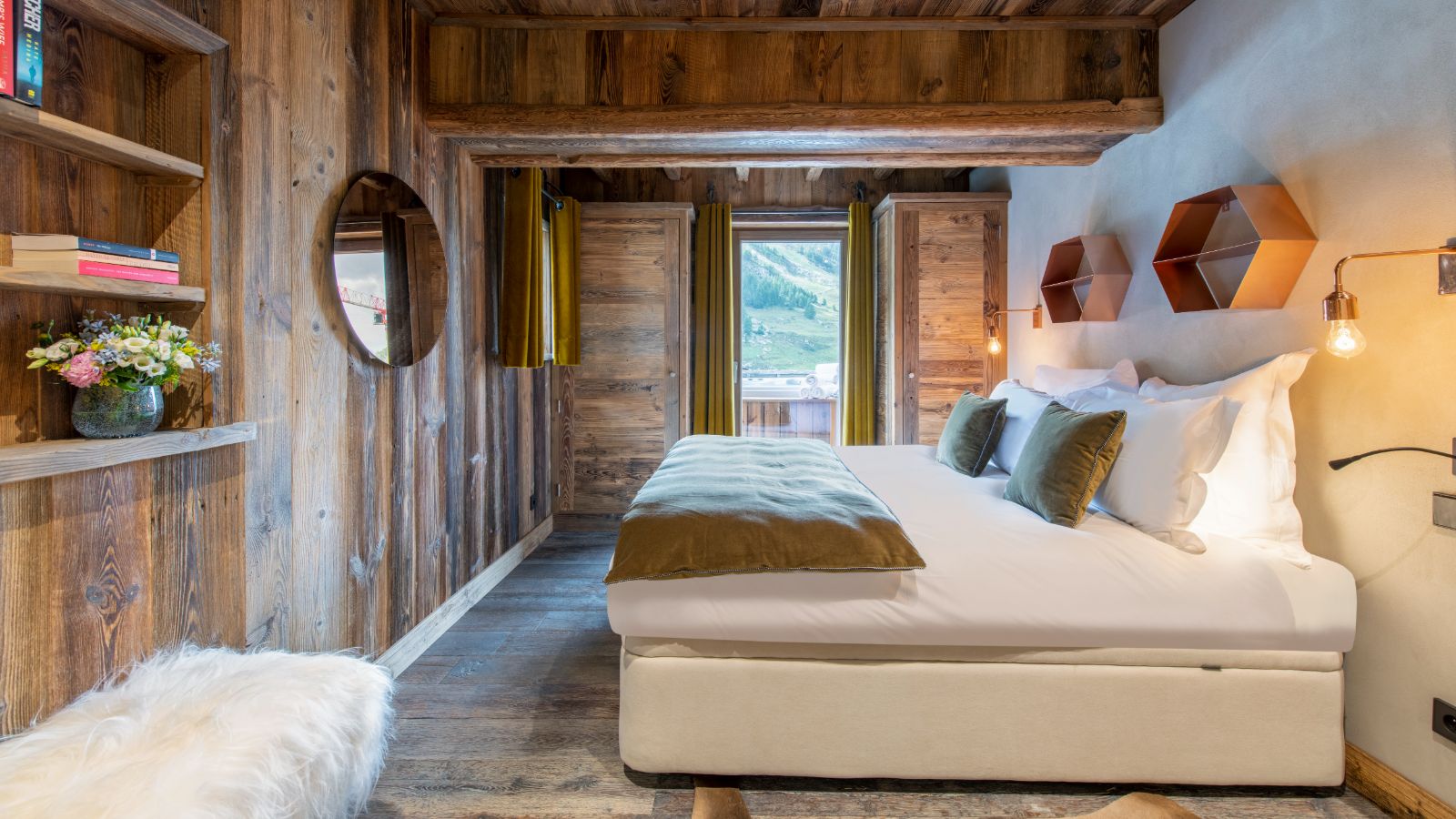 Chalet_face_a_Face_Val-d-Isere_Oxford_Ski_Bedroom5.jpg