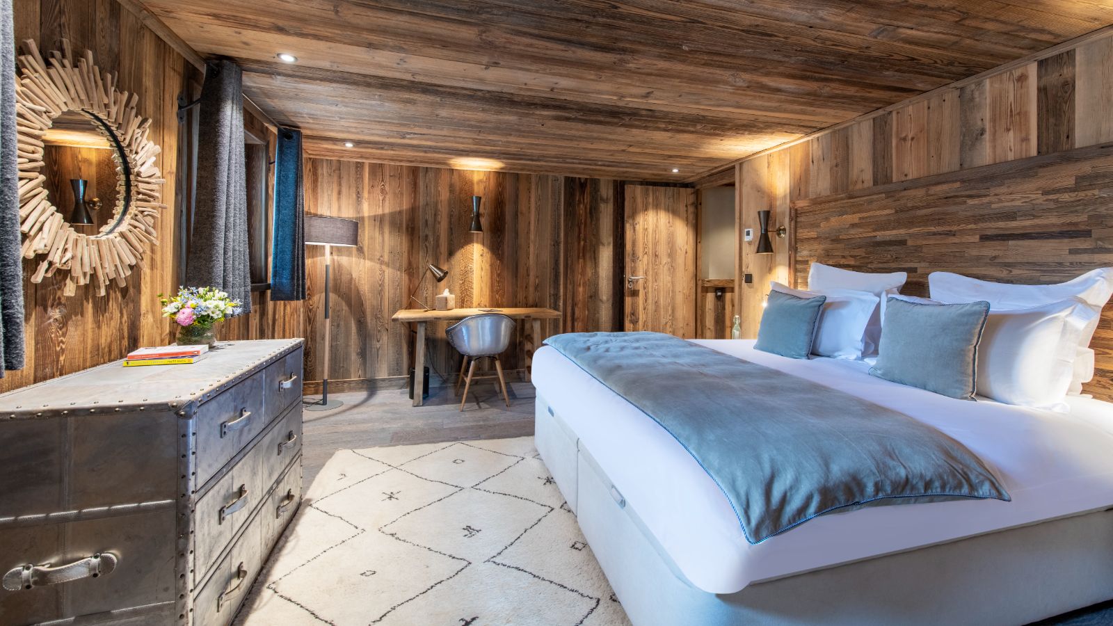 Chalet_face_a_Face_Val-d-Isere_Oxford_Ski_Bedroom7.jpg