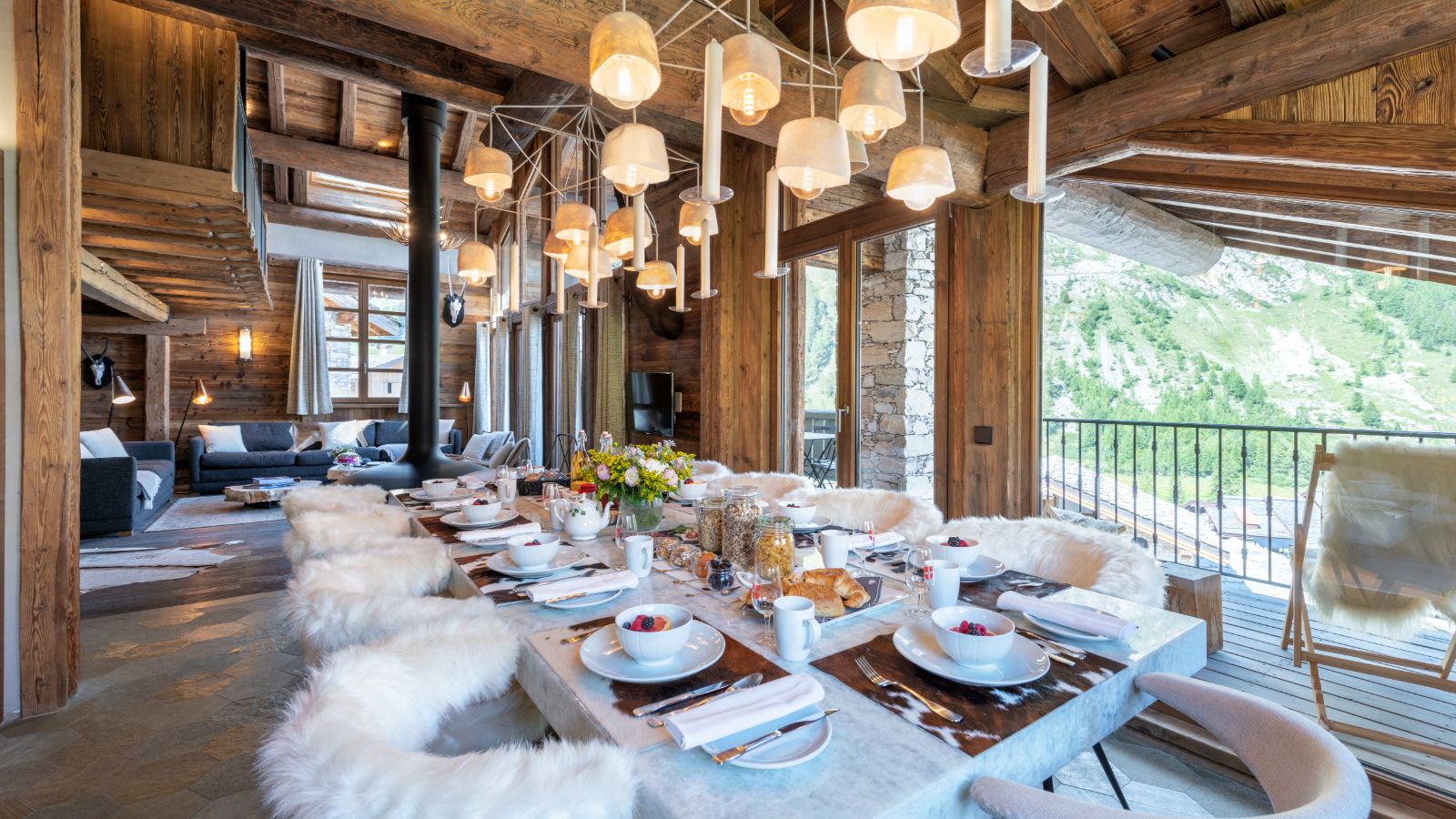 Chalet_face_a_Face_Val-d-Isere_Oxford_Ski_Dining_Room.jpg