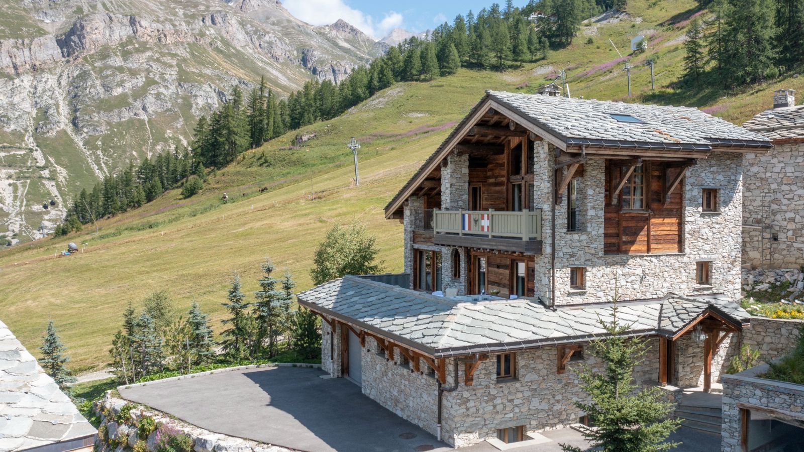 Chalet_face_a_Face_Val-d-Isere_Oxford_Ski_Exterior2.jpg
