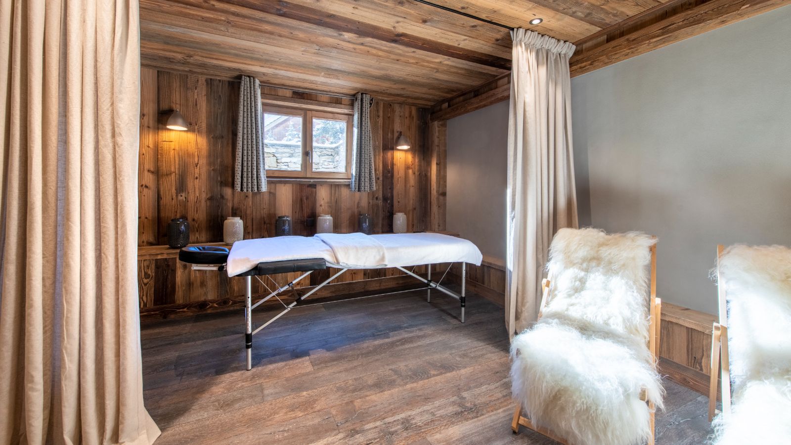 Chalet_face_a_Face_Val-d-Isere_Oxford_Ski_Massage_Room.jpg