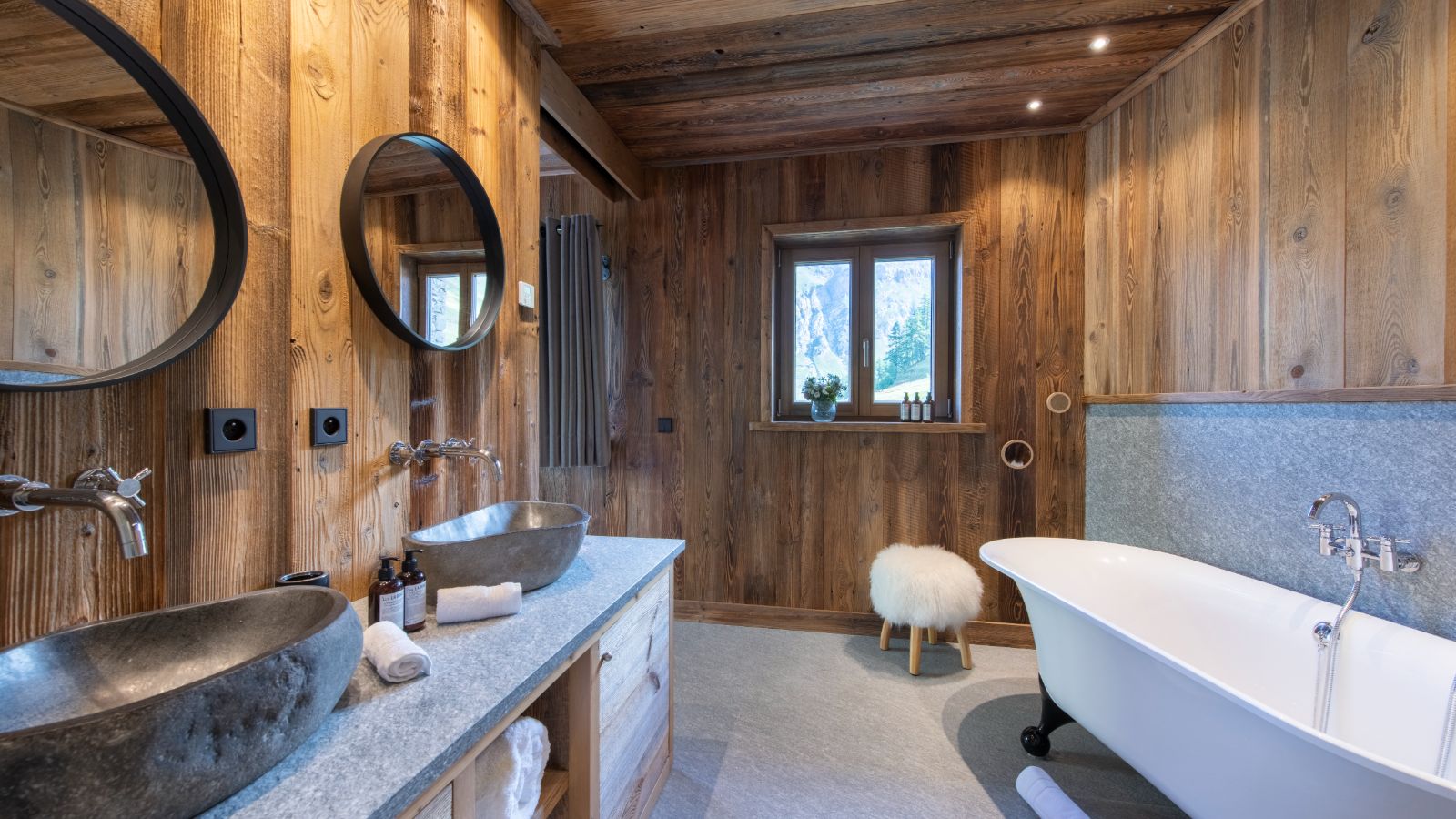 Chalet_face_a_Face_Val-d-Isere_Oxford_Ski_Bathroom.jpg