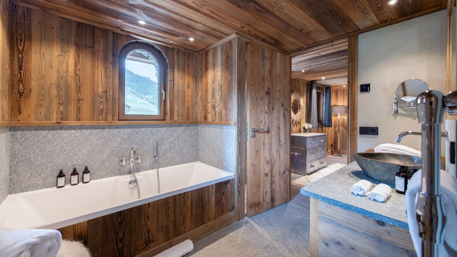 Chalet_face_a_Face_Val-d-Isere_Oxford_Ski_Bathroom2.jpg