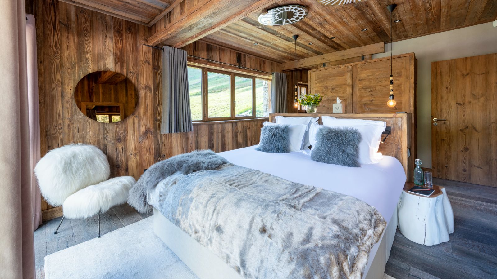 Chalet_face_a_Face_Val-d-Isere_Oxford_Ski_Bedroom.jpg