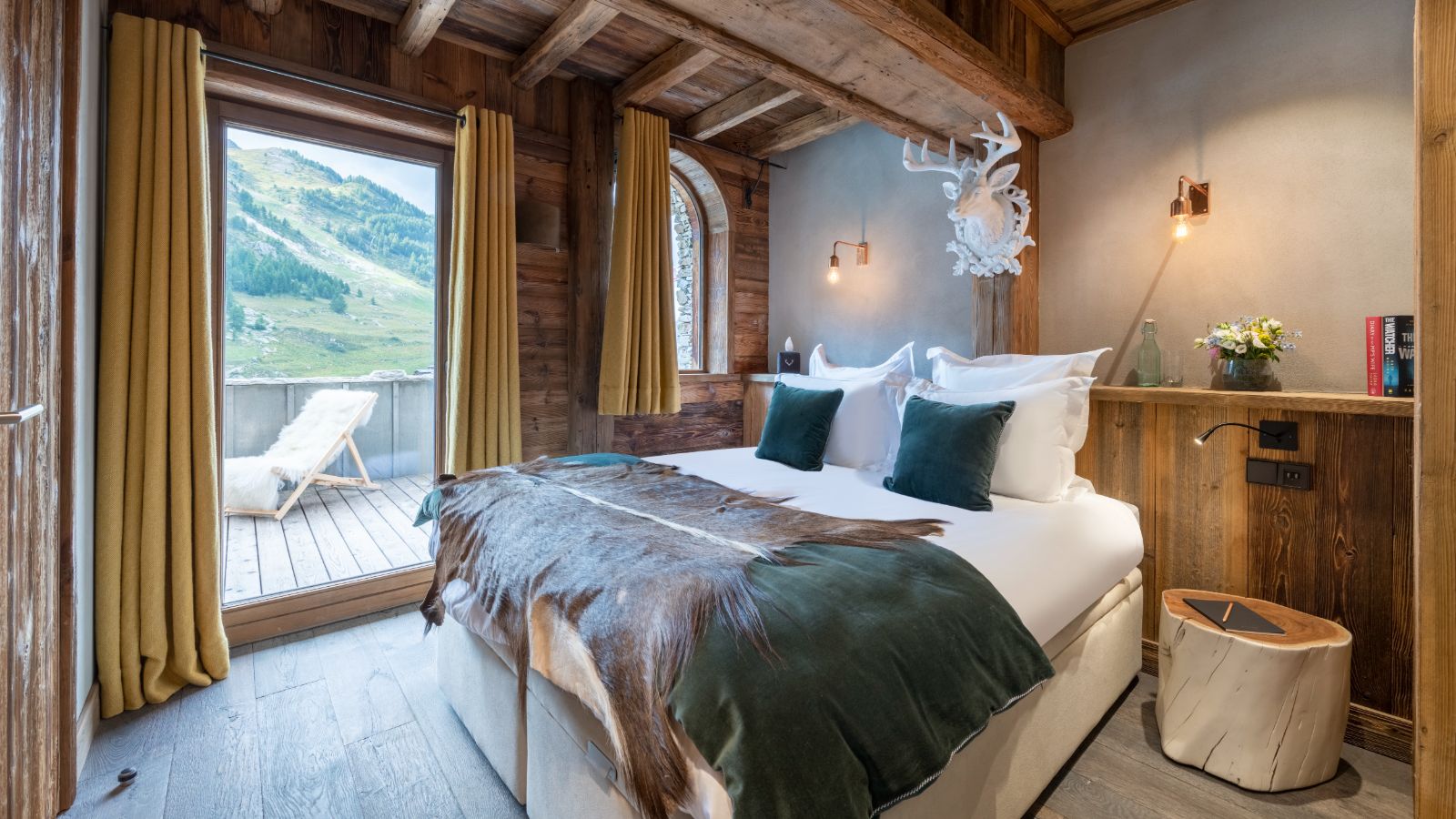 Chalet_face_a_Face_Val-d-Isere_Oxford_Ski_Bedroom2.jpg