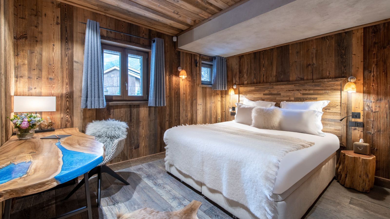 Chalet_face_a_Face_Val-d-Isere_Oxford_Ski_Bedroom4.jpg