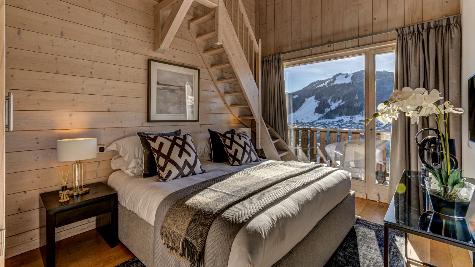 Chalet_X_Morzine_Oxford_Ski_Bedroom (3).jpg