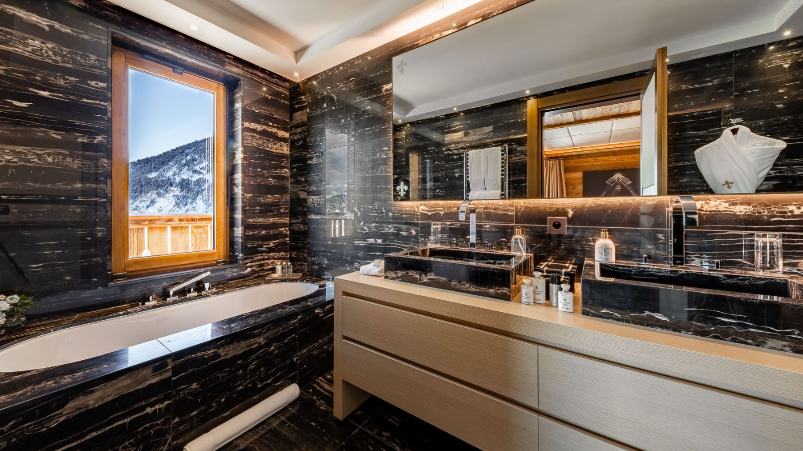 Ultima_Collection_Grand_Residence_Couchevel_1750_Oxford_Ski_Bathroom2_Prestige.jpg