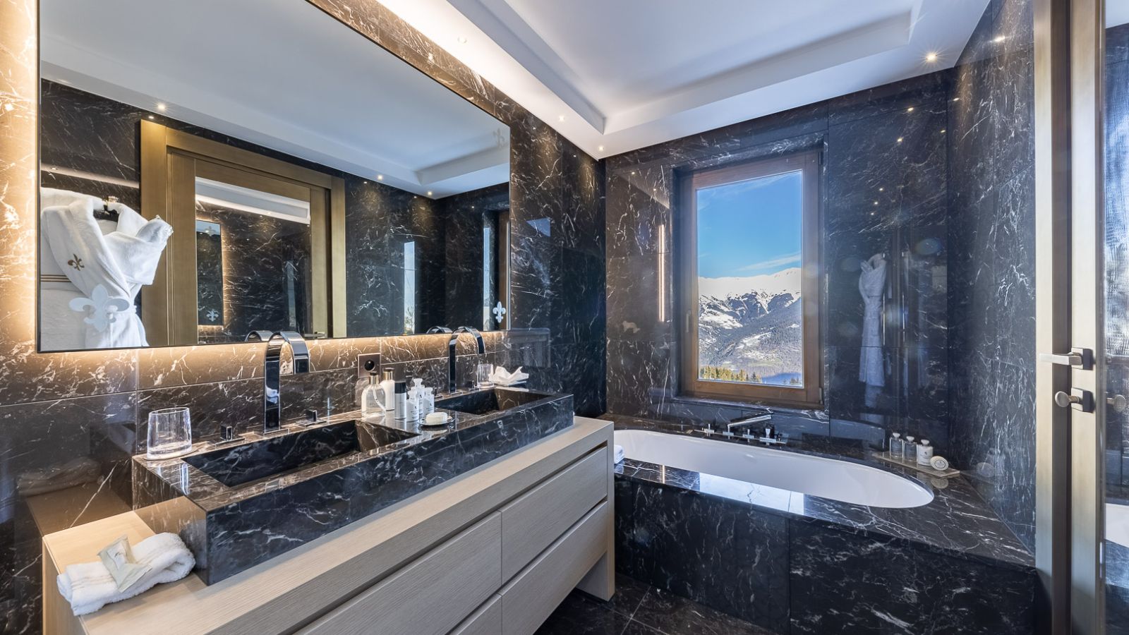 Ultima_Collection_Grand_Residence_Couchevel_1750_Oxford_Ski_Bathroom.jpg