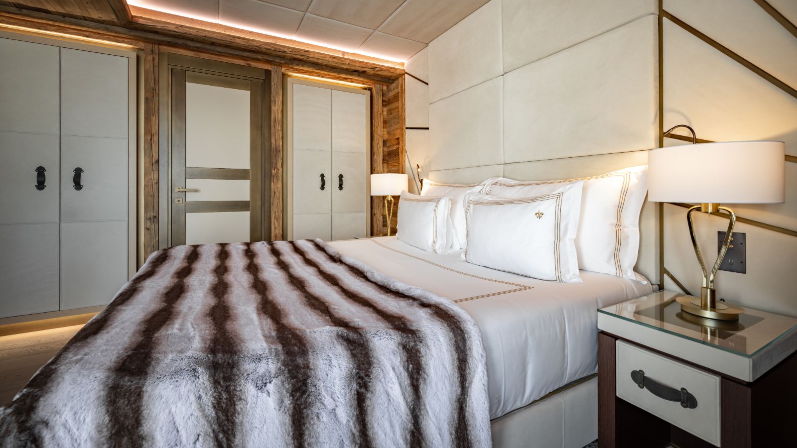Ultima_Collection_Grand_Residence_Couchevel_1750_Oxford_Ski_Bedroom (1).jpg