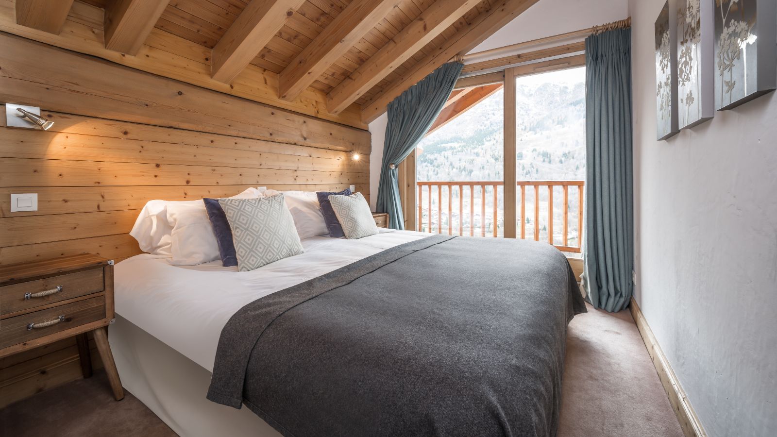 Chalet_Iamato_Meribel_Oxford_Ski_Bedroom (1).jpg