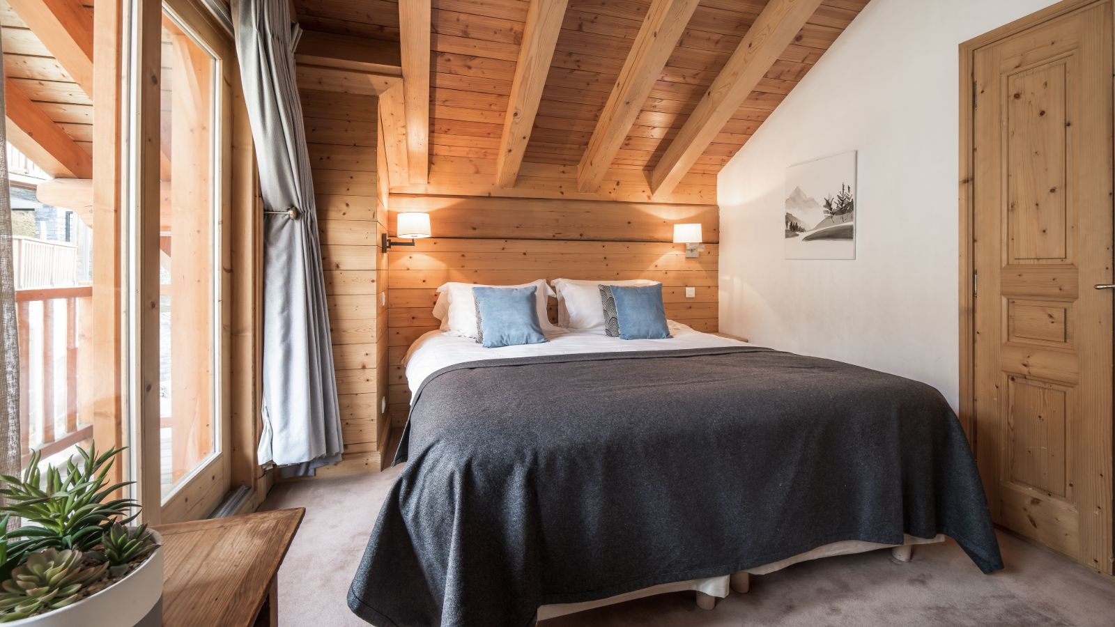 Chalet_Iamato_Meribel_Oxford_Ski_Bedroom (2).jpg