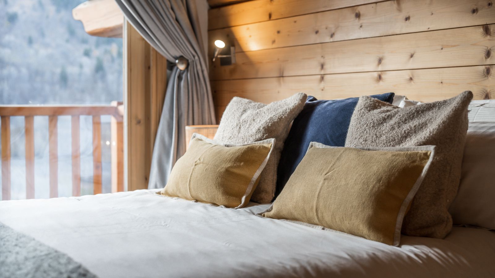Chalet_Iamato_Meribel_Oxford_Ski_Bedroom (4).jpg