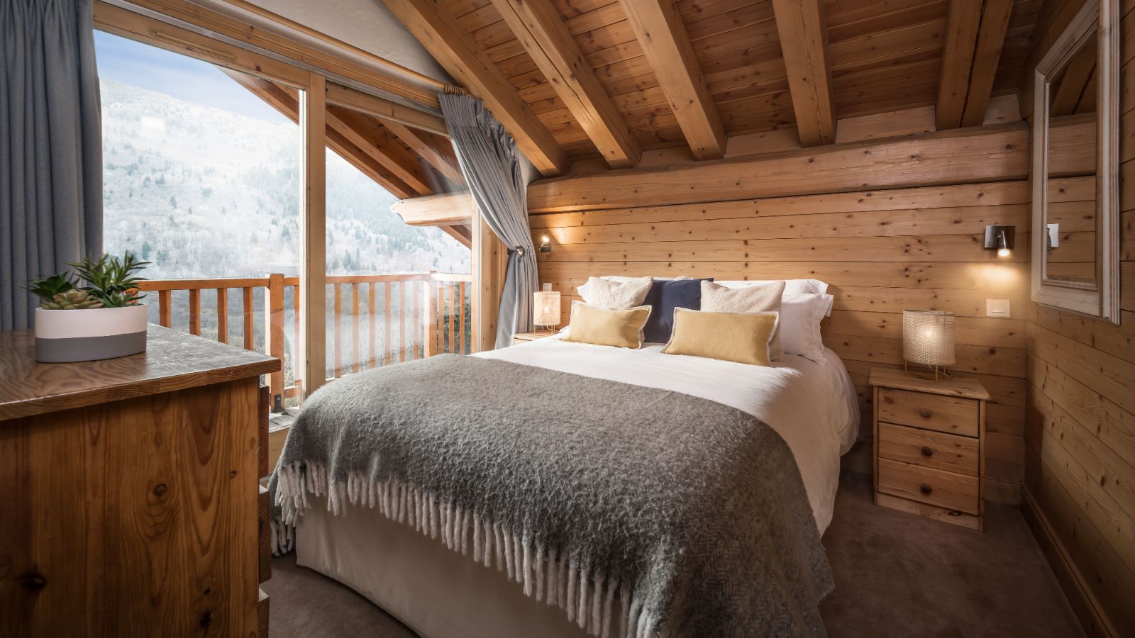 Chalet_Iamato_Meribel_Oxford_Ski_Bedroom (5).jpg