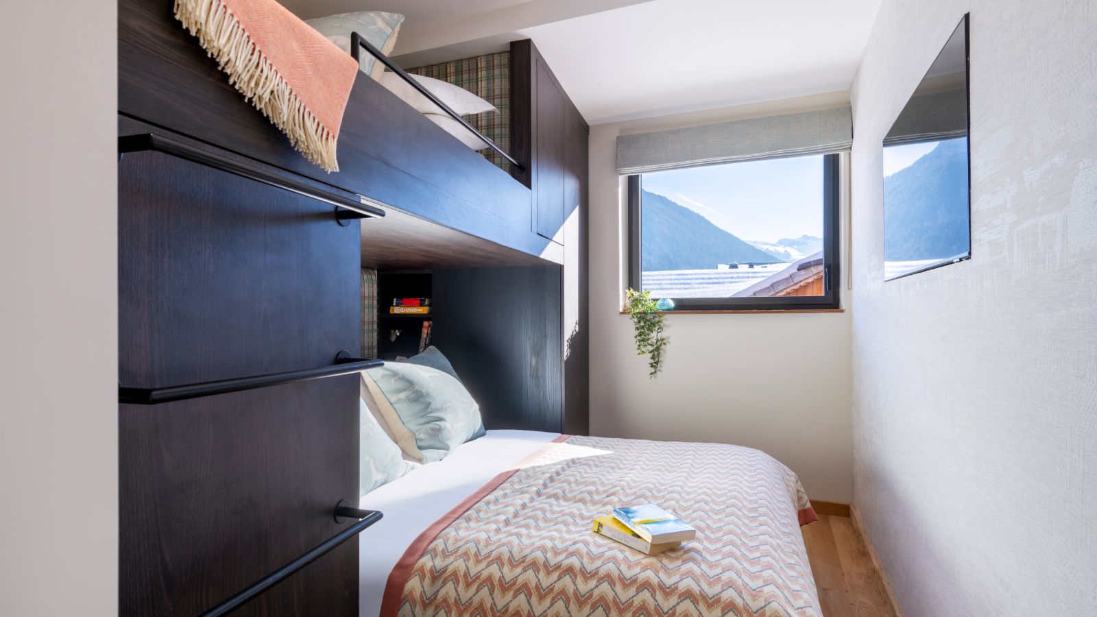 Penthouse_Mathilde_Morzine_Oxford_Ski_Bedroom (20).jpg