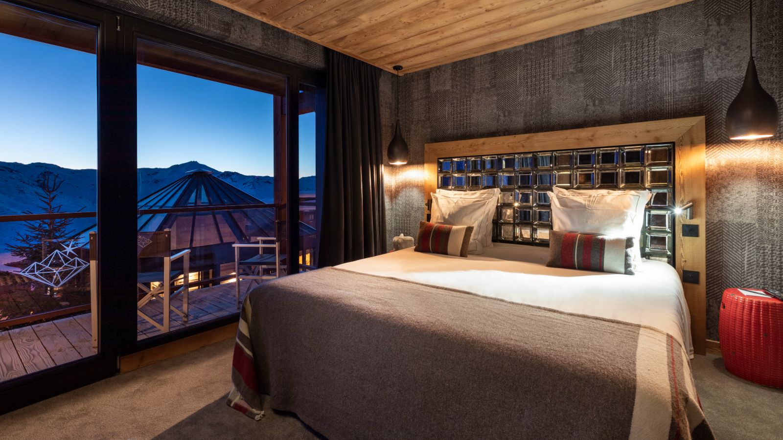 Chalet_Golden_Jubilee_Val_Thorens_Oxford_Ski_Bedroom 3.jpg