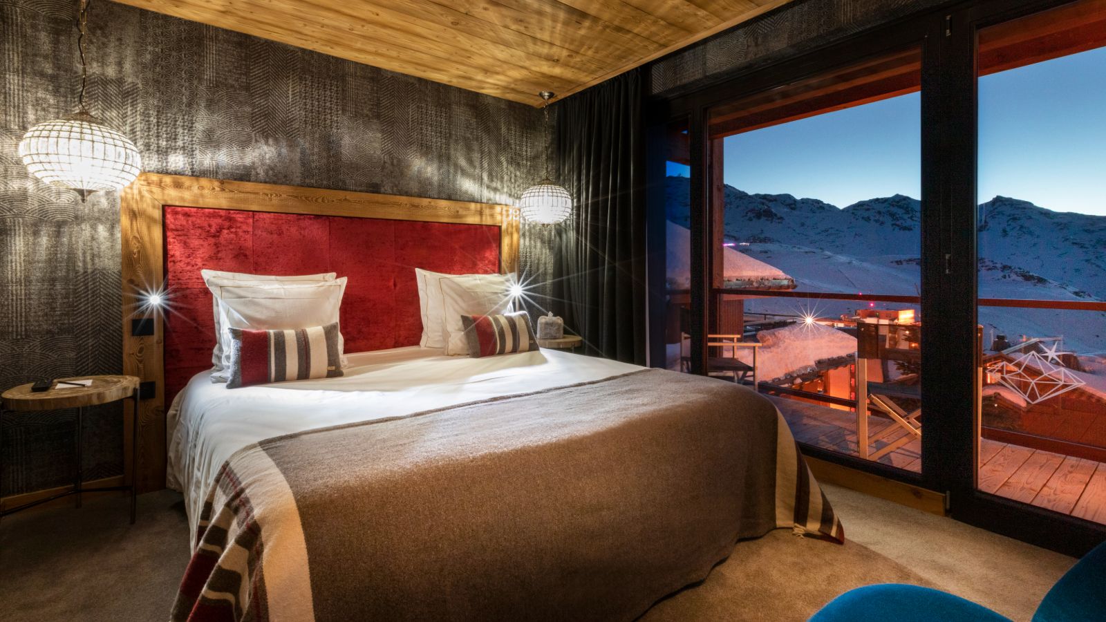 Chalet_Golden_Jubilee_Val_Thorens_Oxford_Ski_Bedroom 4.jpg