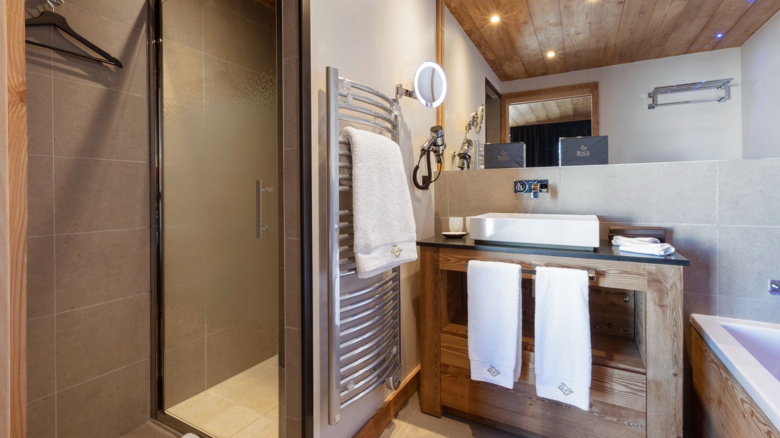 Chalet_Golden_Jubilee_Val_Thorens_Oxford_Ski_Shower.jpg