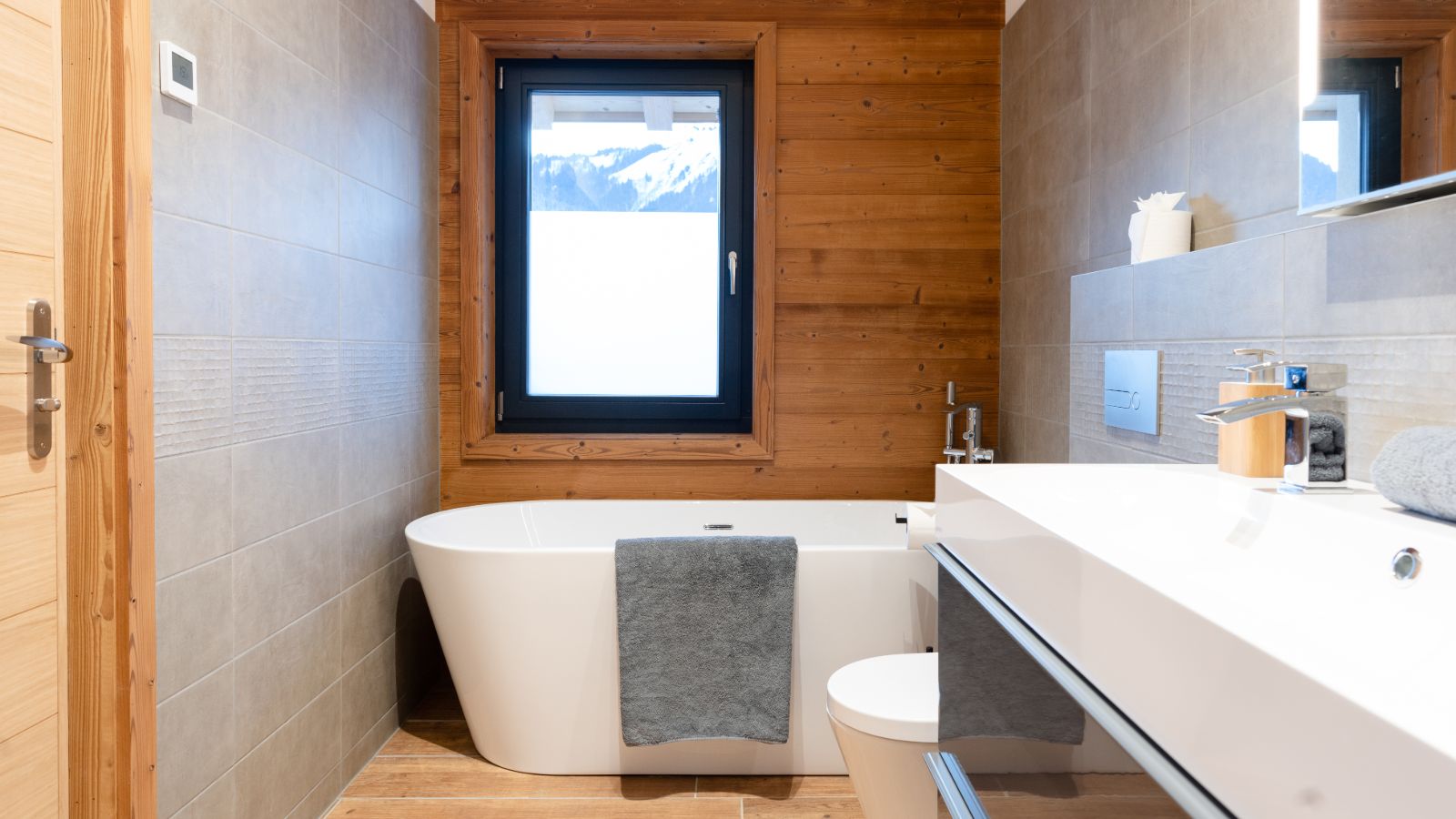 Luxury-Ski-Chalet-Morzine-Chalet-des-Rosiers-Oxford-Ski-Bathroom.jpg