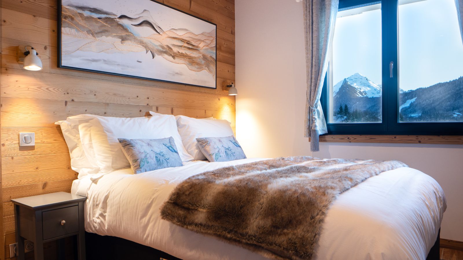 Luxury-Ski-Chalet-Morzine-Chalet-des-Rosiers-Oxford-Ski-Bedroom 1.jpg