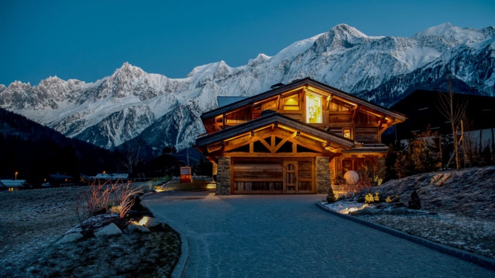 Luxury-ski-chalet-Chamonix-Chalet-des-Cristaux-Oxford-Ski-Exterior (2).jpg