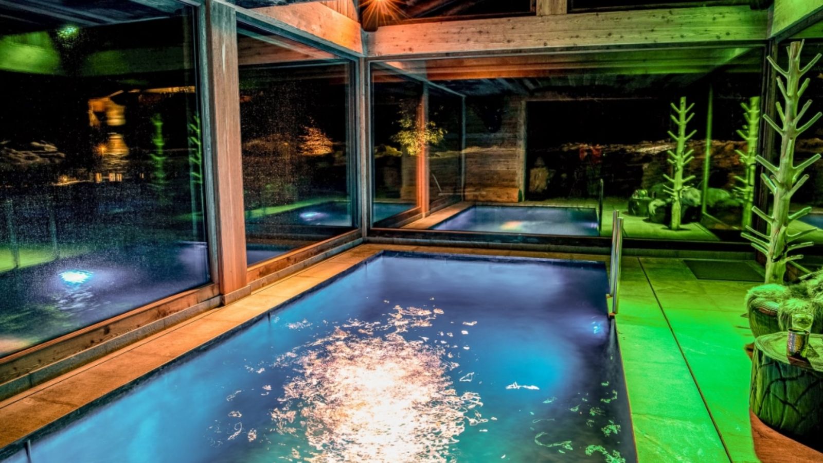 Luxury-ski-chalet-Chamonix-Chalet-des-Cristaux-Oxford-Ski-Swimming-Pool.jpg