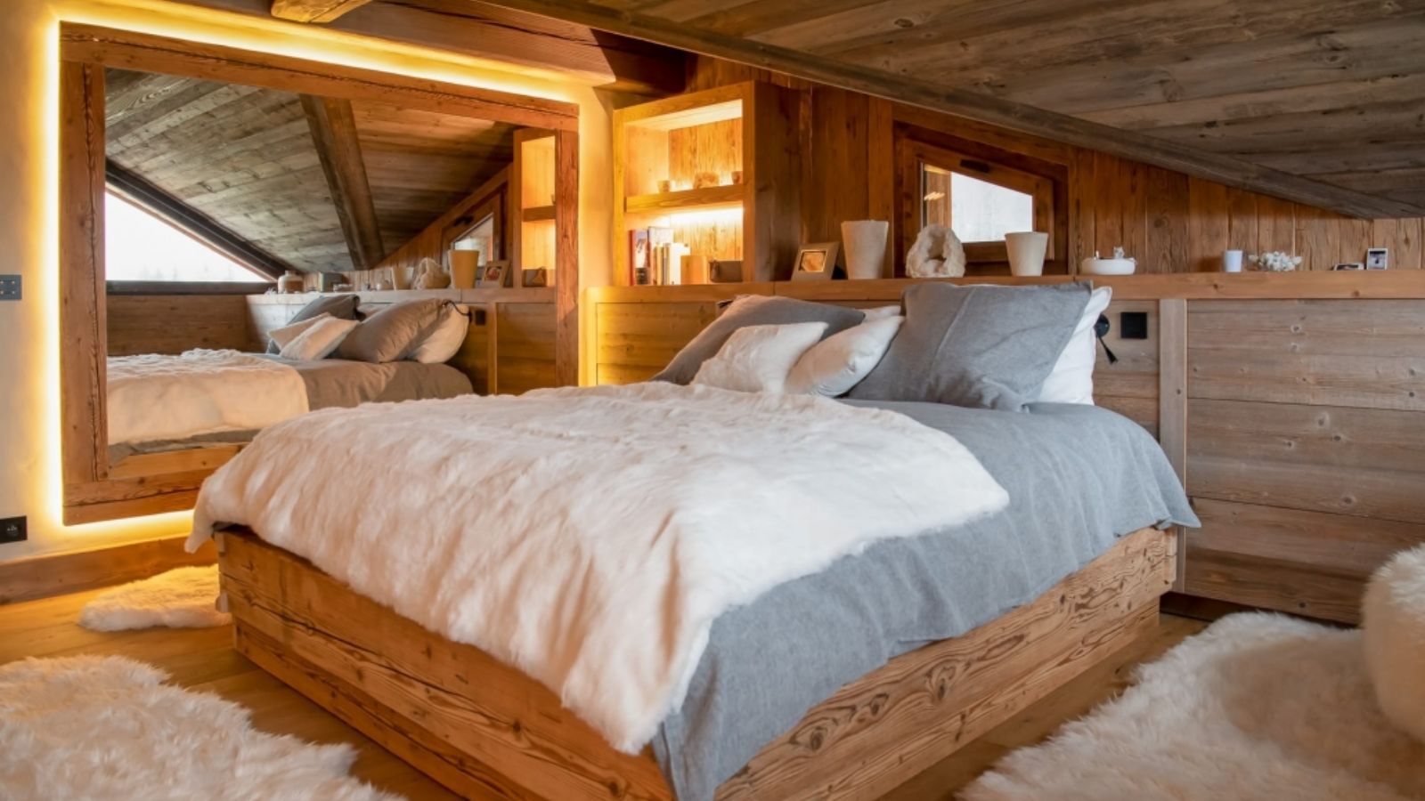 Luxury-ski-chalet-Chamonix-Chalet-des-Cristaux-Oxford-Ski-Bedroom (1).jpg