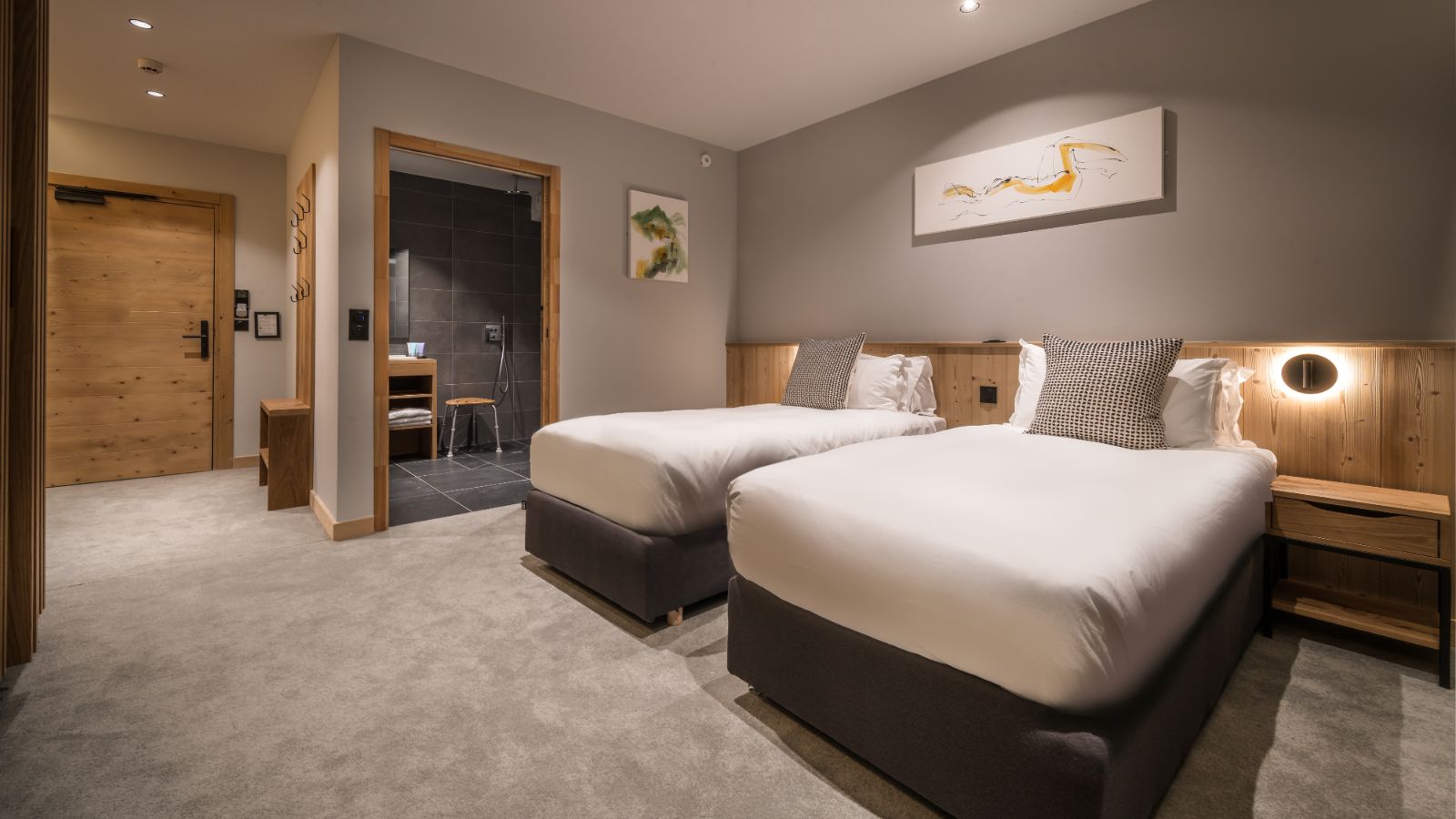 Luxury-ski-chalet- Les-Arcs-Bear-Lodge-Oxford-Ski-Bedroom2.jpg