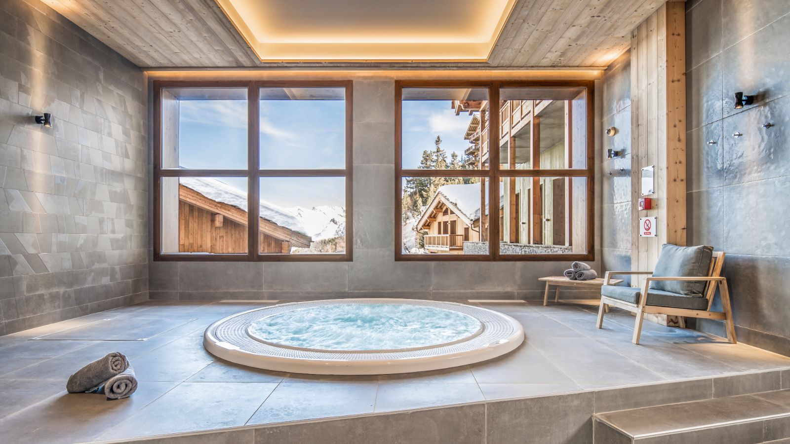 Luxury-ski-chalet- Les-Arcs-Bear-Lodge-Oxford-Ski-Jacuzzi.jpg