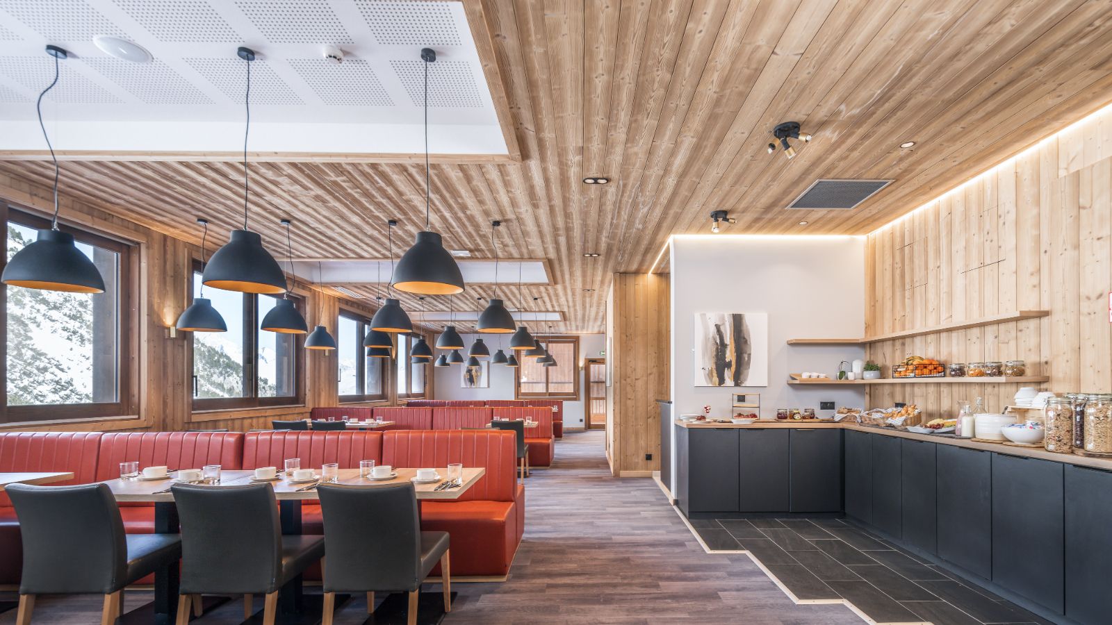 Luxury-ski-chalet- Les-Arcs-Bear-Lodge-Oxford-Ski-Restaurant2.jpg