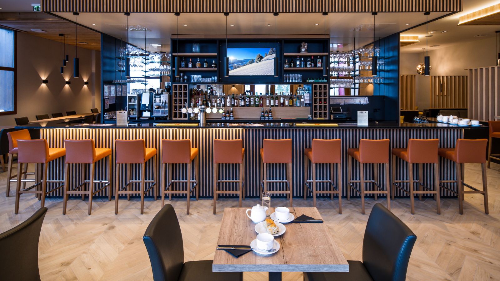 Luxury-ski-chalet- Les-Arcs-Bear-Lodge-Oxford-Ski-Bar.jpg