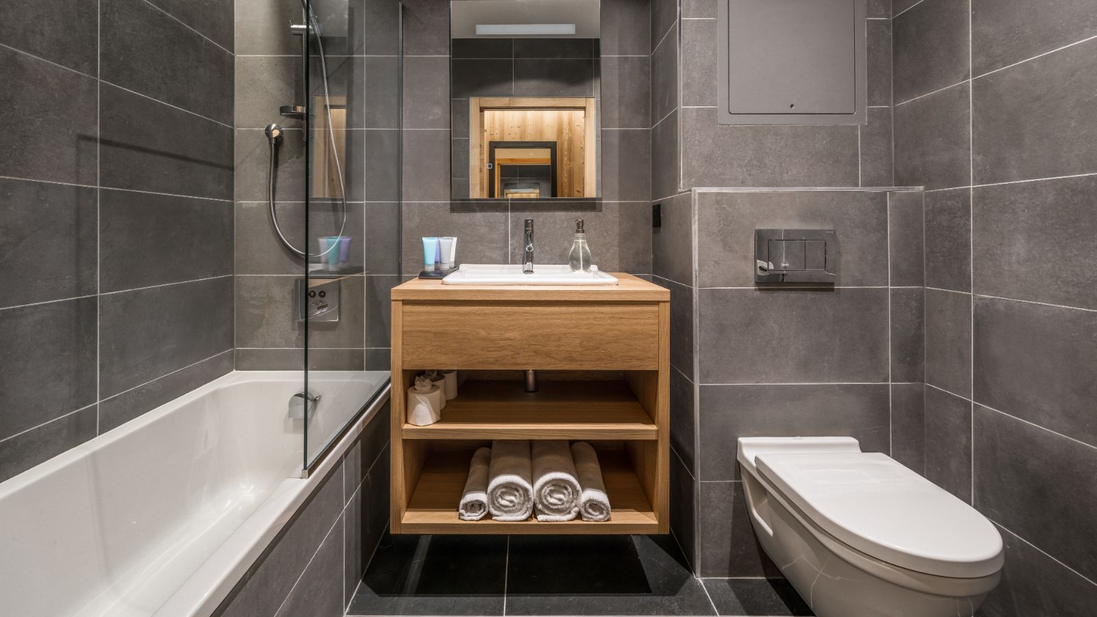 Luxury-ski-chalet- Les-Arcs-Bear-Lodge-Oxford-Ski-Bathroom.jpg