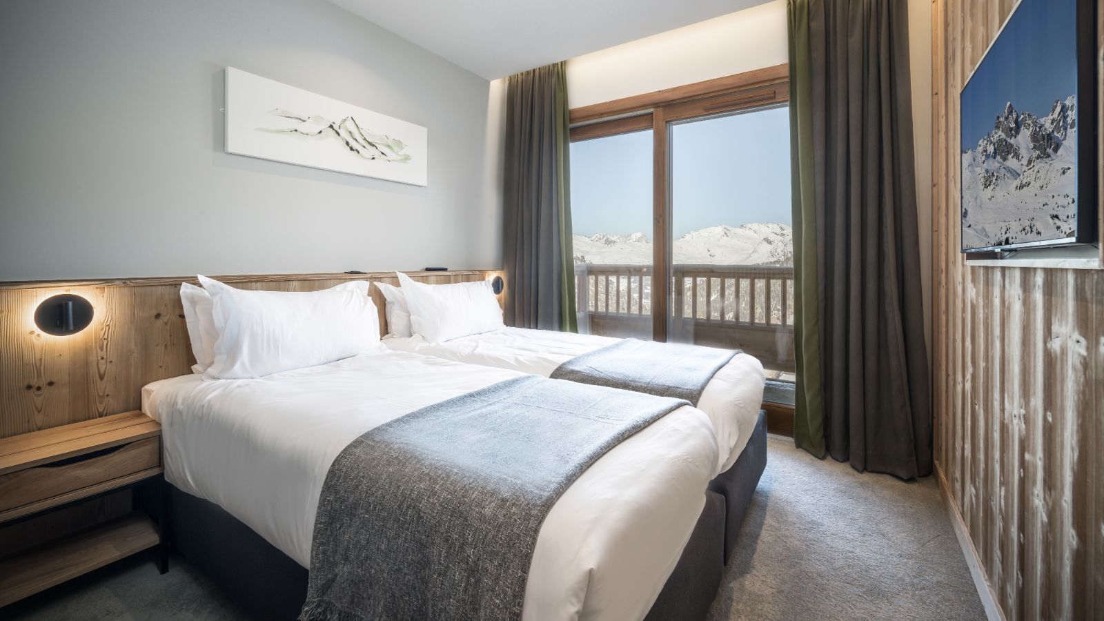 Luxury-ski-chalet-Les-Arcs-Suite Grizzly-Oxford-Ski-Bedroom (1).jpg