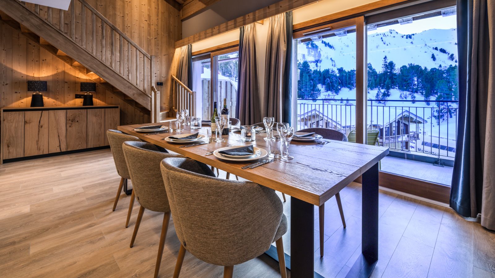 Luxury-ski-chalet-Les-Arcs-Suite Grizzly-Oxford-Ski-Dining.jpg