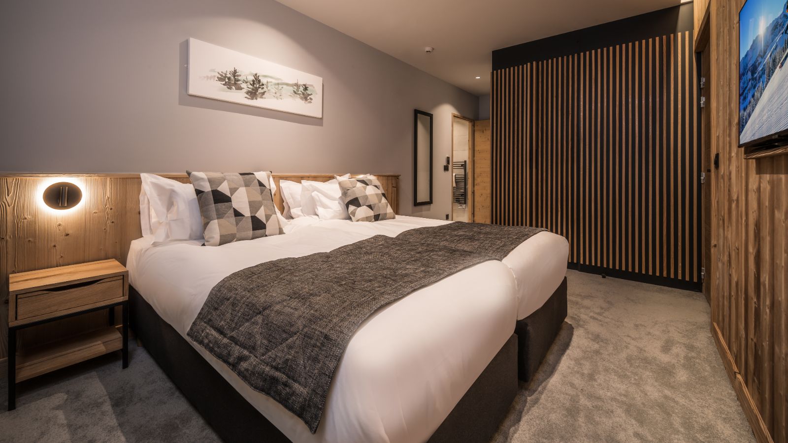 Luxursy-Ski-Chalet-Les-Arcs-Penthouse-Misha-Oxford-Ski-Bedroom (1).jpg