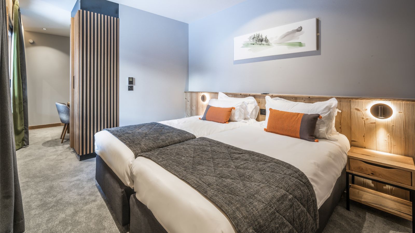 Luxursy-Ski-Chalet-Les-Arcs-Penthouse-Misha-Oxford-Ski-Bedroom (2).jpg