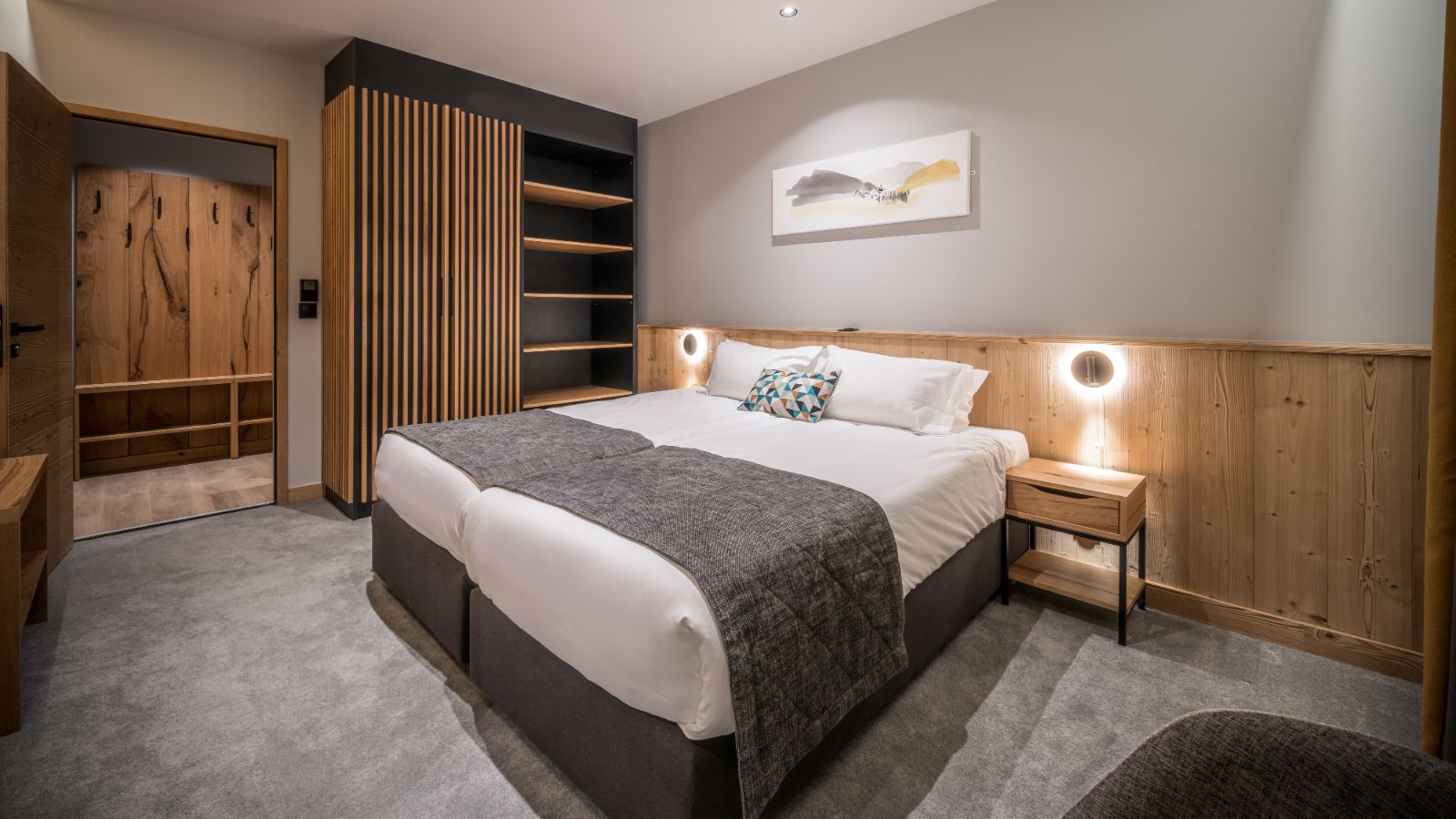 Luxursy-Ski-Chalet-Les-Arcs-Penthouse-Misha-Oxford-Ski-Bedroom (4).jpg