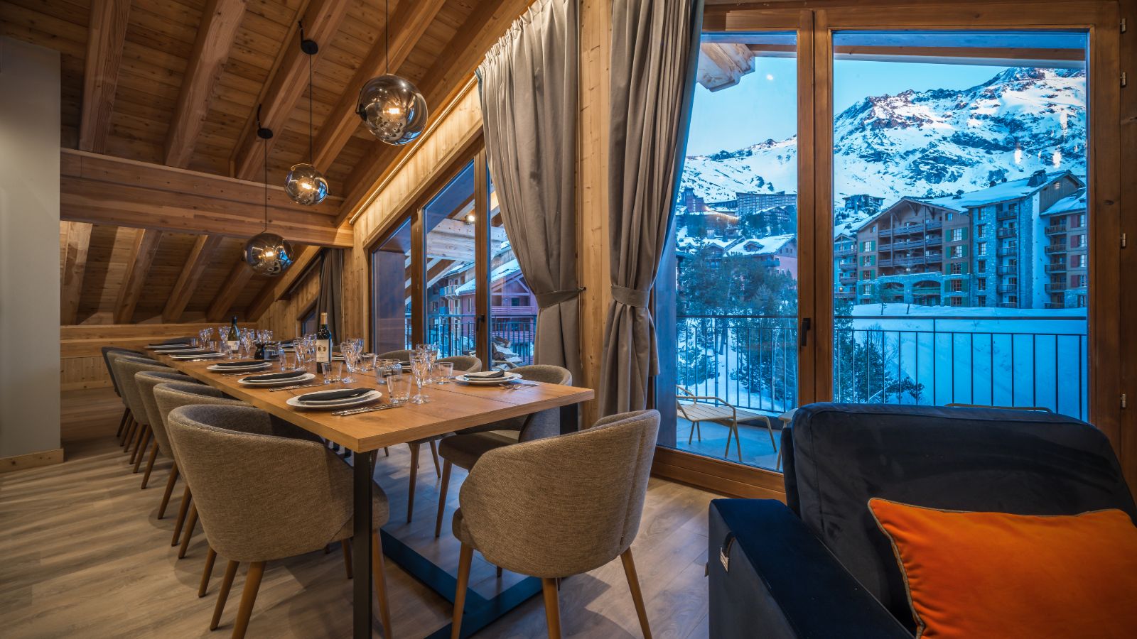 Luxursy-Ski-Chalet-Les-Arcs-Penthouse-Misha-Oxford-Ski-Dining.jpg