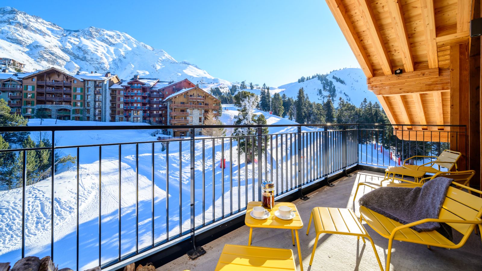 Luxursy-Ski-Chalet-Les-Arcs-Penthouse-Misha-Oxford-Ski-Balcony.jpg
