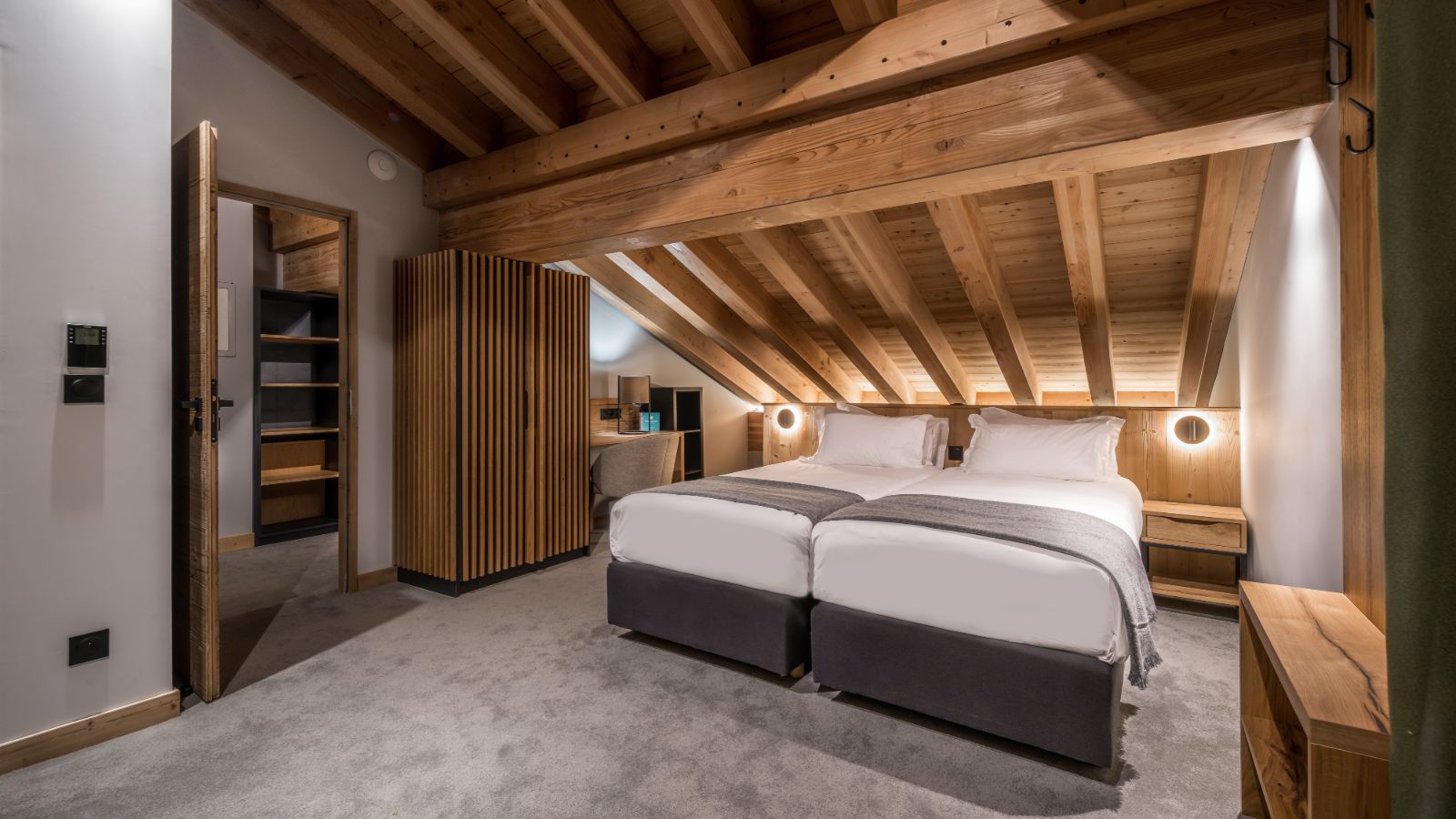 Luxury-Ski-Chalet-Les-Arcs-Penthouse-Umka-Oxford-Ski-Bedroom (1).jpg