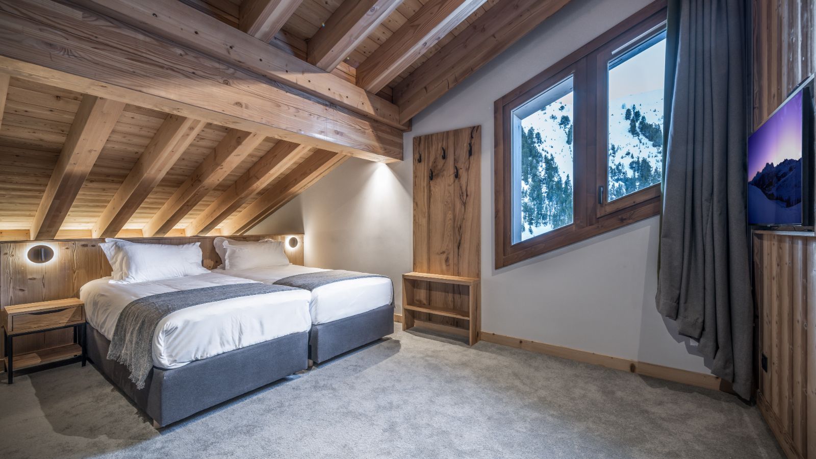 Luxury-Ski-Chalet-Les-Arcs-Penthouse-Umka-Oxford-Ski-Bedroom (3).jpg