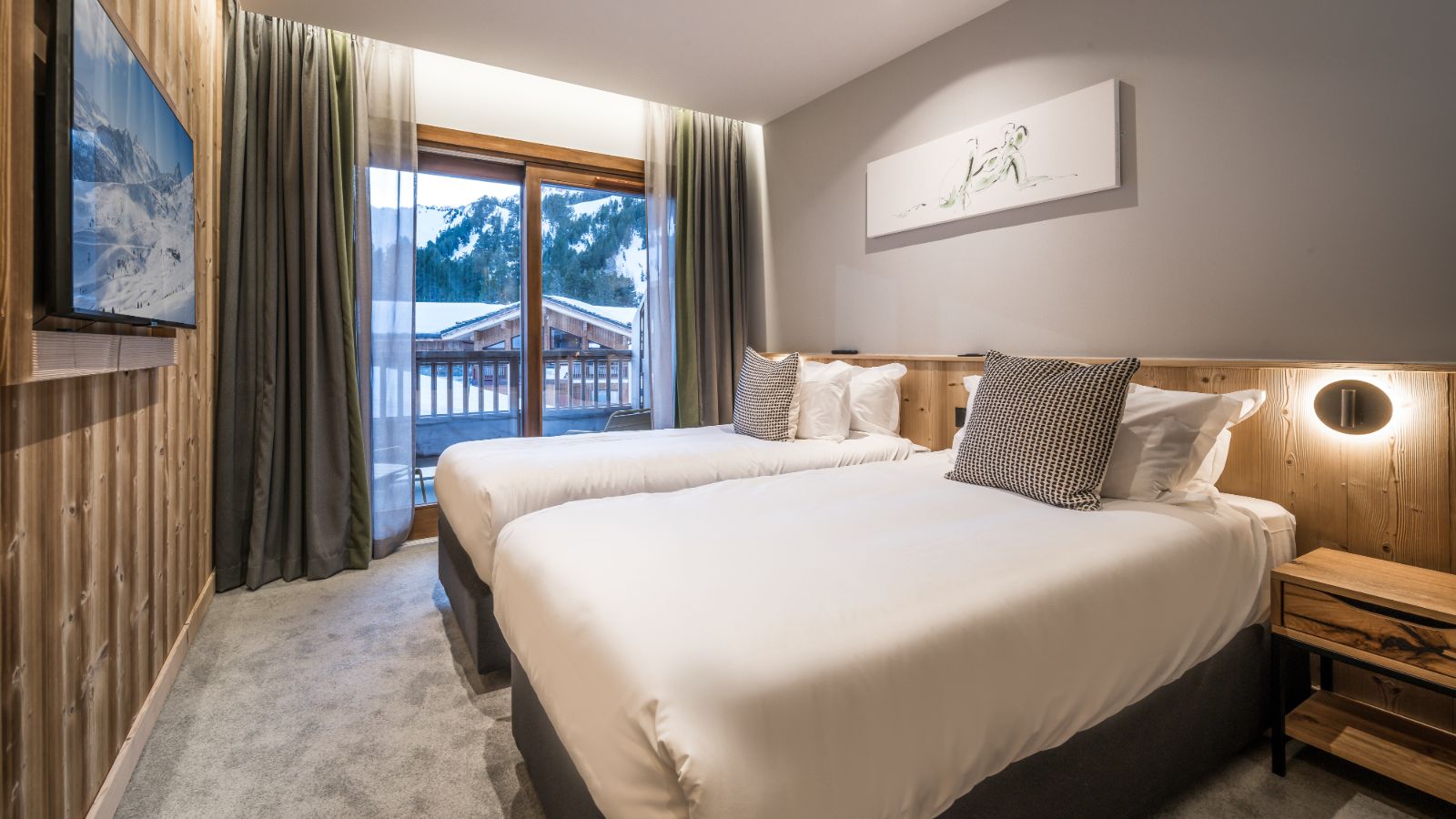 Luxury-Ski-Chalet-Les-Arcs-Suite-Zozi-Oxford-Ski-Bedroom (1).jpg