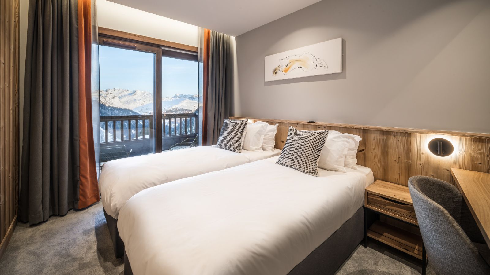 Luxury-Ski-Chalet-Les-Arcs-Suite-Zozi-Oxford-Ski-Bedroom (2).jpg