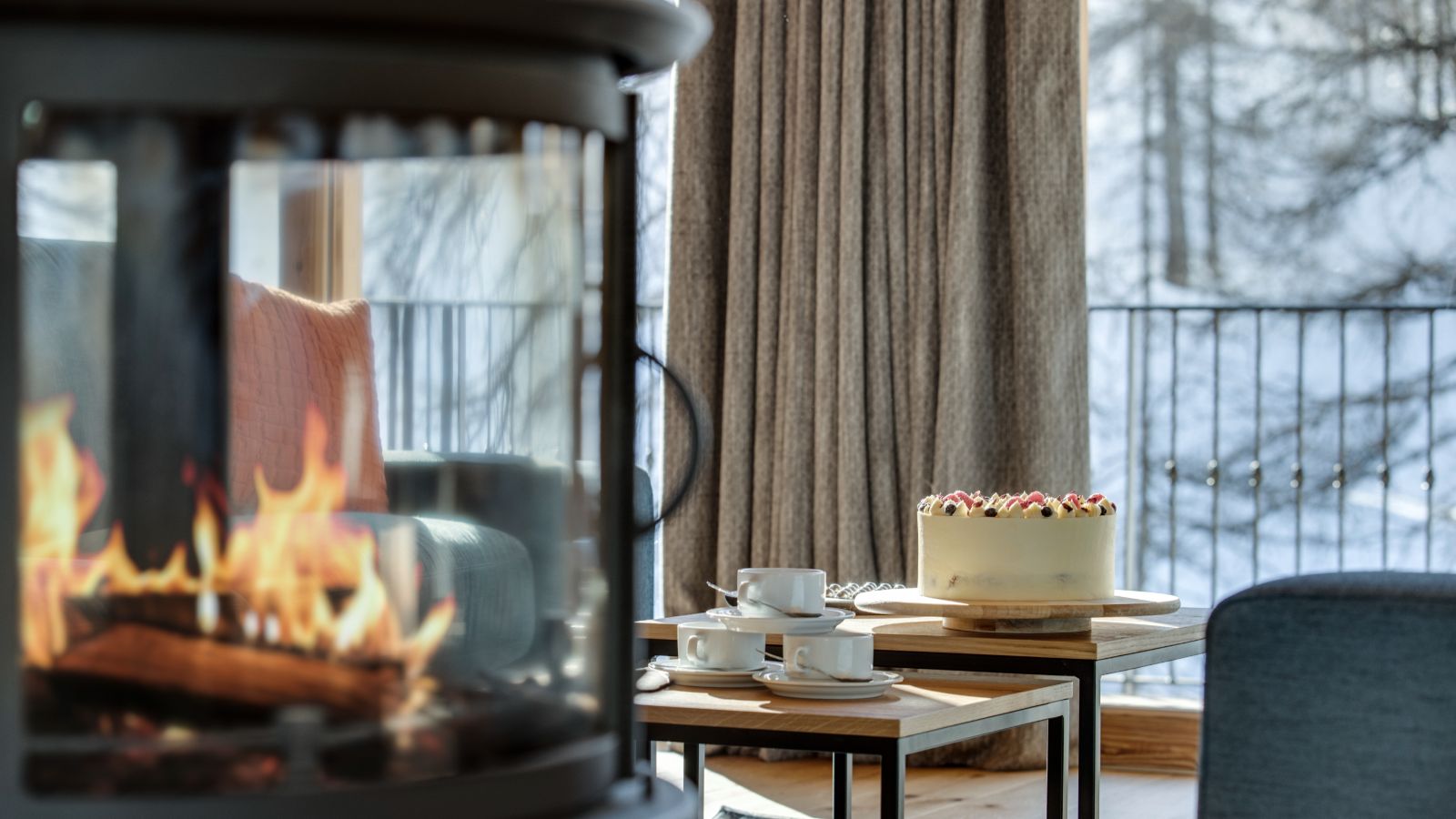Luxury-ski-chalet-Val-D-Isere-Bellevarde-no7-oxford-Ski-fireplace.jpg