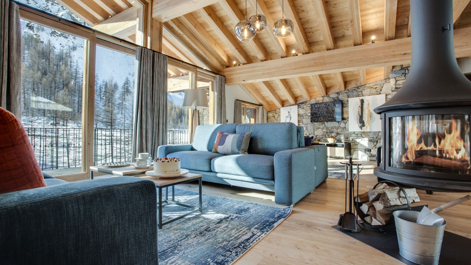 Luxury-ski-chalet-Val-D-Isere-Bellevarde-no7-oxford-Ski-lounge-view.jpg