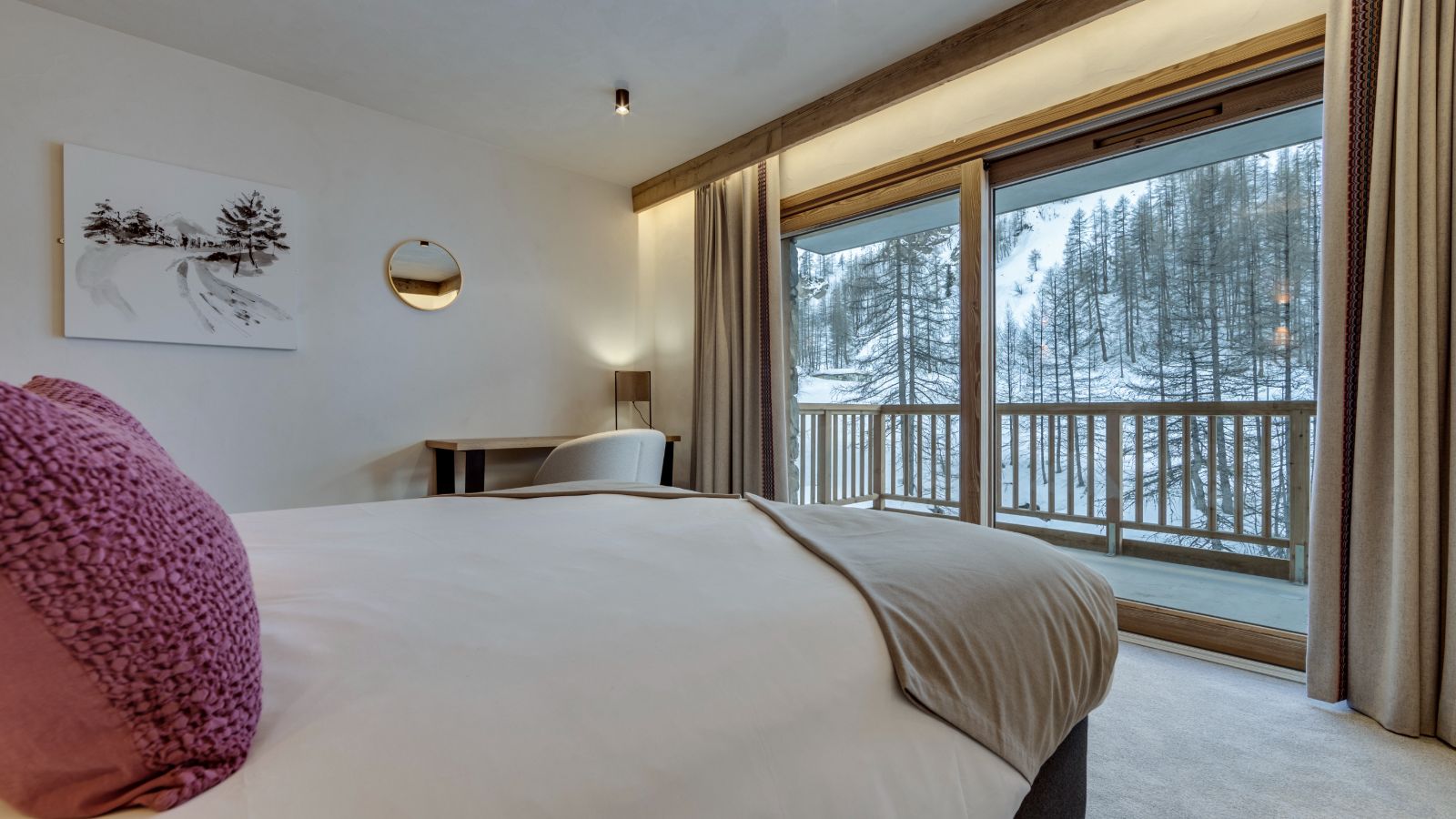Luxury-Ski-Chalet-Val-D-Isere-Bellevarde-No8-Oxford-Ski-Bedroom2.jpg
