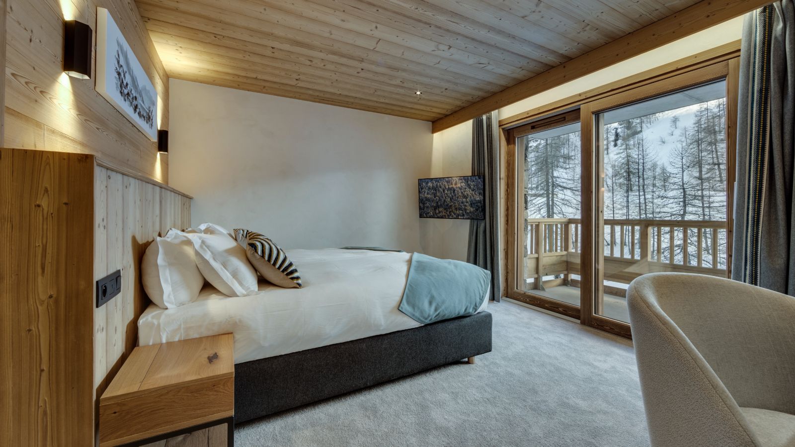 Luxury-Ski-Chalet-Val-D-Isere-Bellevarde-No8-Oxford-Ski-Bedroom4.jpg